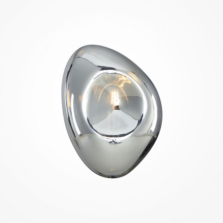 Applique da parete in metallo con diffusore in vetro dal design elegante