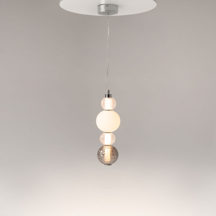 Lampada a sospensione a LED dal design elegante con 4 diffusori sfere in vetro