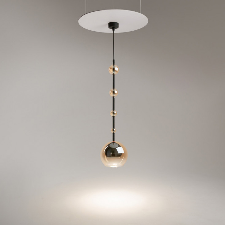 Lampada a sospensione moderna con dettagli e diffusore a boccia in vetro