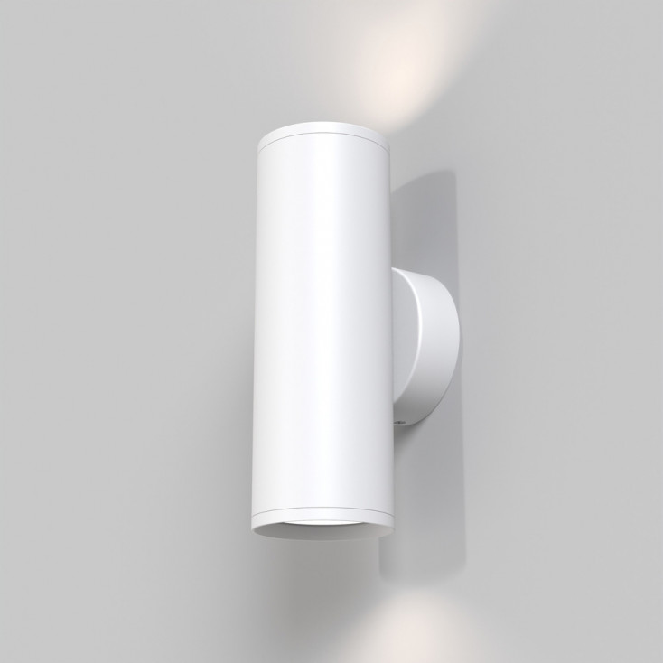 Lampada da parete con diffusore alto in alluminio dal design moderno ed elegante