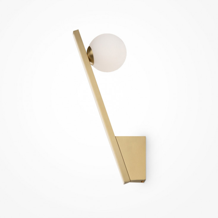 Lampada da parete con struttura moderna in metallo e diffusore in vetro opalino