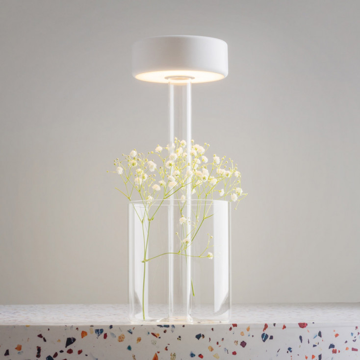 Lampada da tavolo in vetro dal design moderno con diffusore a LED ricaricabile