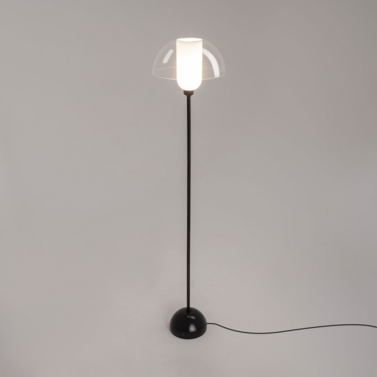 Lampada da terra in metallo con diffusore in vetro dal design moderno