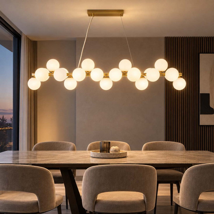 Lampadario moderno in metallo con diffusori a boccia in vetro a grappolo