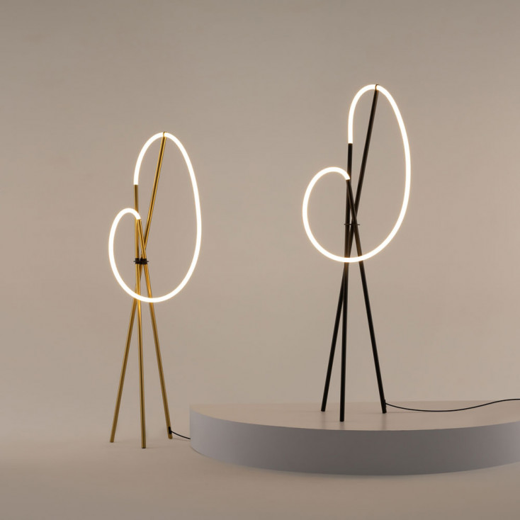 Piantana moderna in metallo con diffusore a led dimmerabile