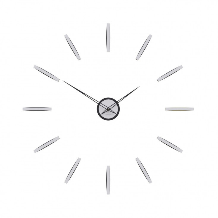 Orologio da parete in legno dal design moderno e minimalista