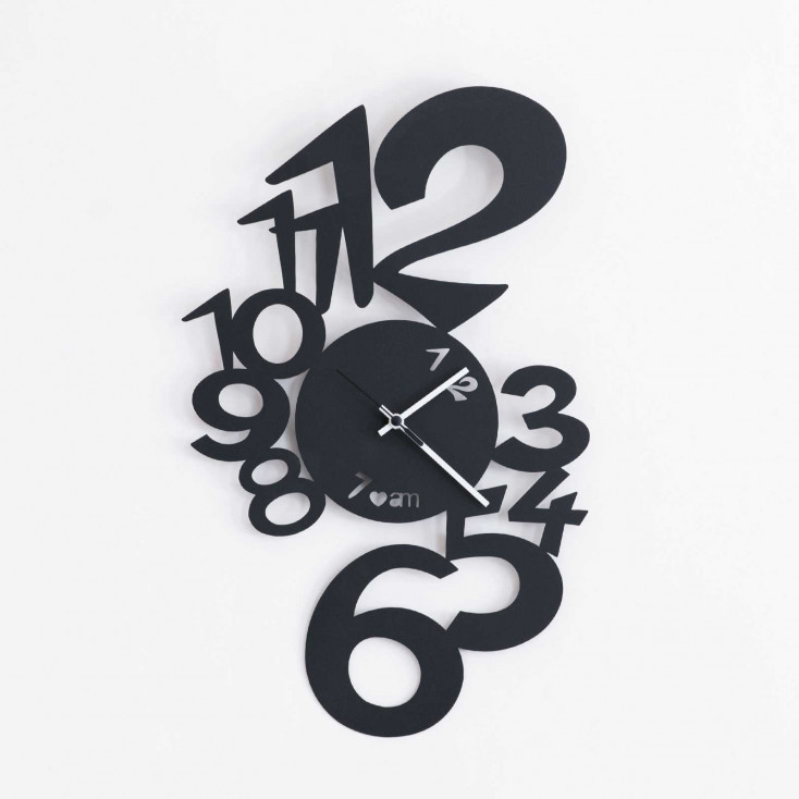Orologio da parete moderno con numeri oversize in metallo tagliato