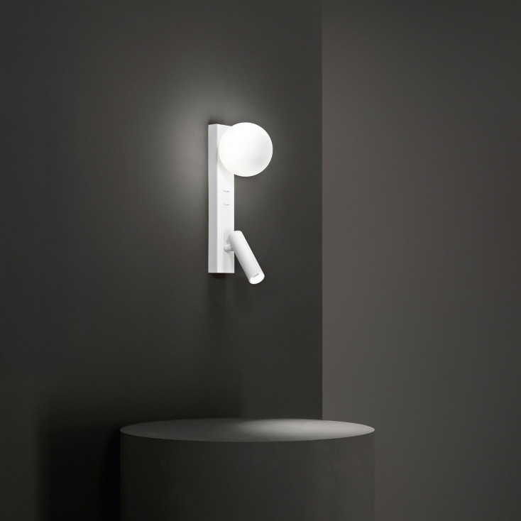 Applique a led con struttura in metallo dal design moderno e diffusore in vetro