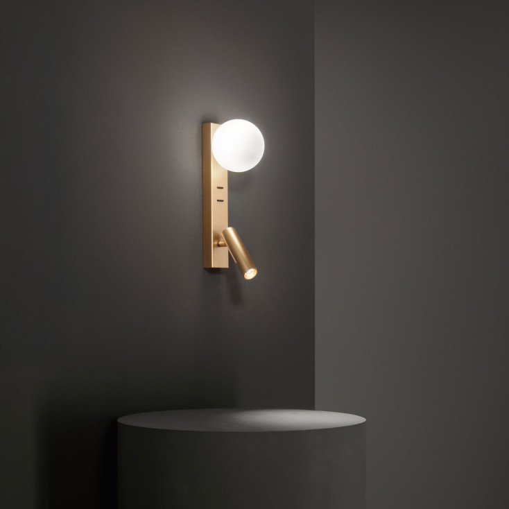 Applique a led con struttura in metallo dal design moderno e diffusore in vetro