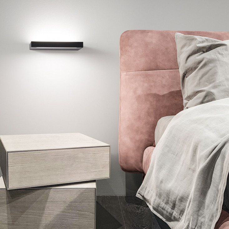 Applique a led con struttura in metallo e diffusore in acrilico