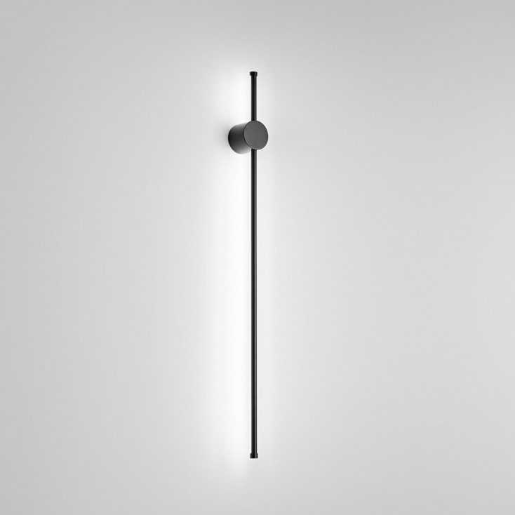 Applique a led grande lineare con struttura in metallo e diffusore in acrilico