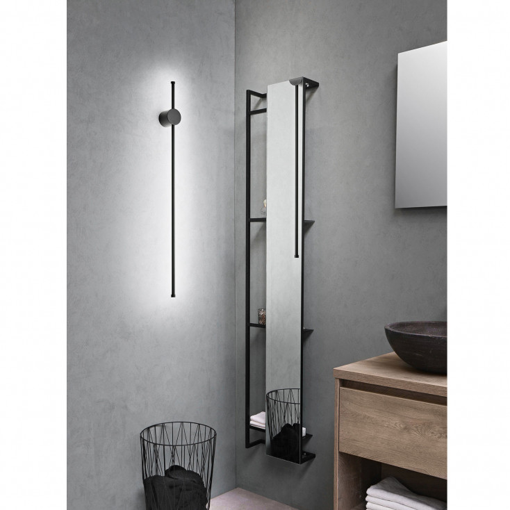 Applique a led grande lineare con struttura in metallo e diffusore in acrilico