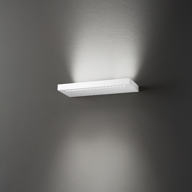 Applique a led media con struttura in metallo e diffusore in acrilico