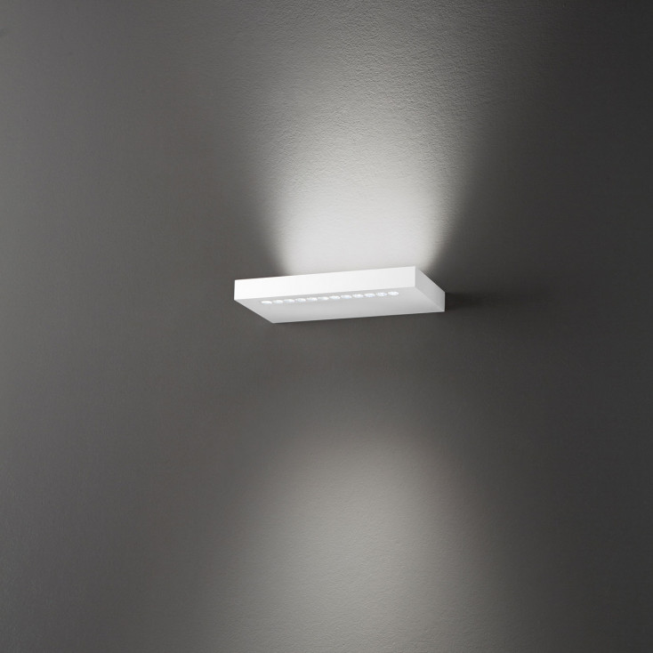 Applique a led piccola con struttura in metallo e diffusore in acrilico
