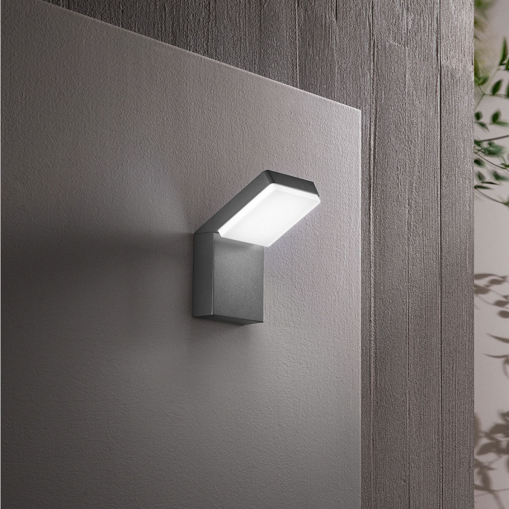 Applique da esterno a led con struttura in metallo e diffusore in acrilico
