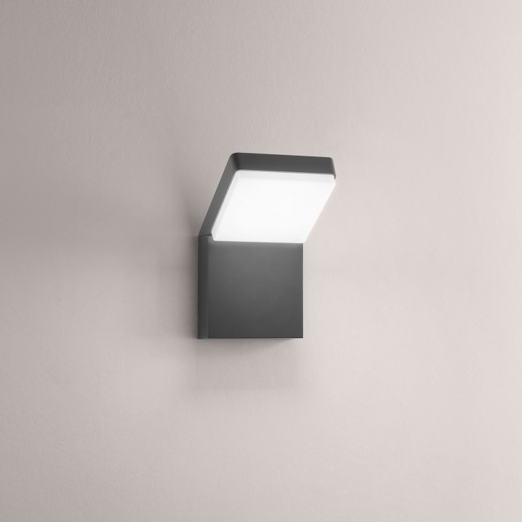 Applique da esterno a led con struttura in metallo e diffusore in acrilico
