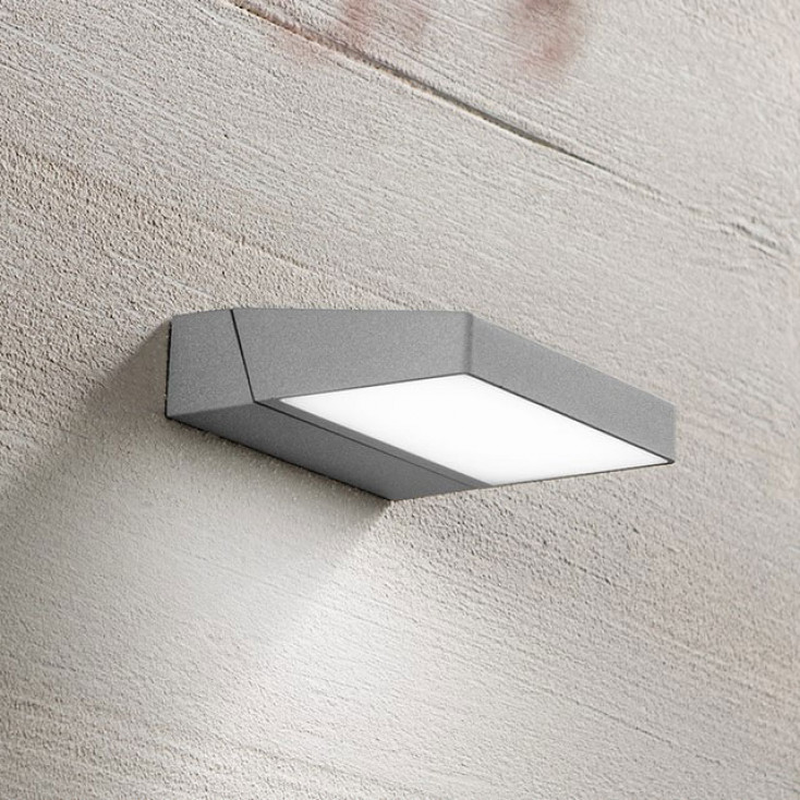 Applique da esterno a led con struttura in metallo e diffusore orientabile