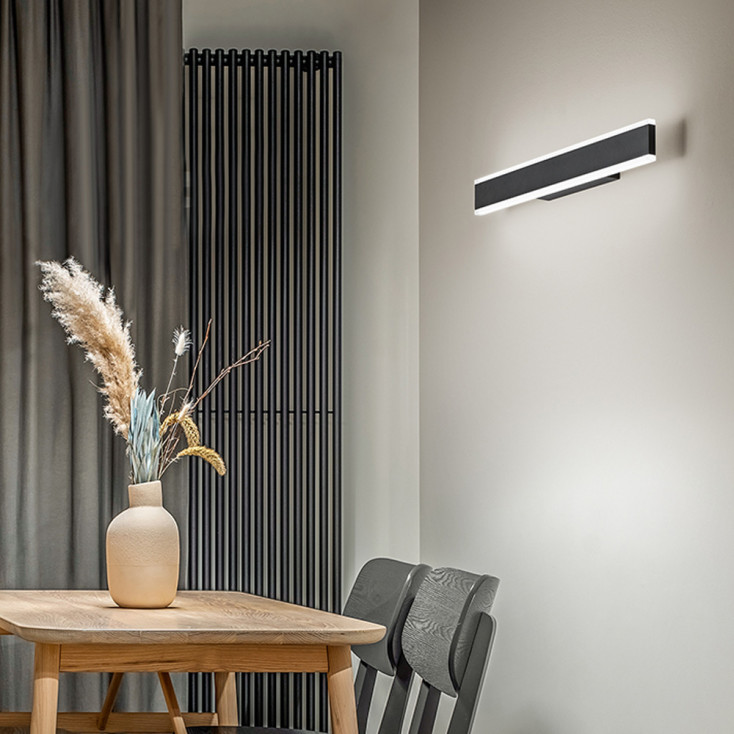 Applique da parete grande con diffusore a led e struttura in alluminio