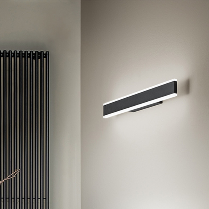 Applique da parete grande con diffusore a led e struttura in alluminio