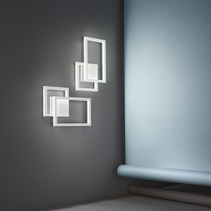 Applique da parete led in metallo e diffusore in acrilico dal design moderno