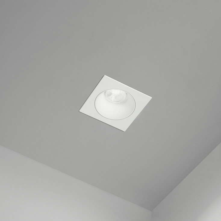 Faretto da incasso con struttura in metallo quadrata diffusore fisso