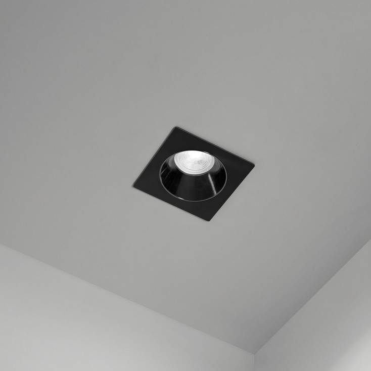 Faretto da incasso con struttura in metallo quadrata diffusore fisso