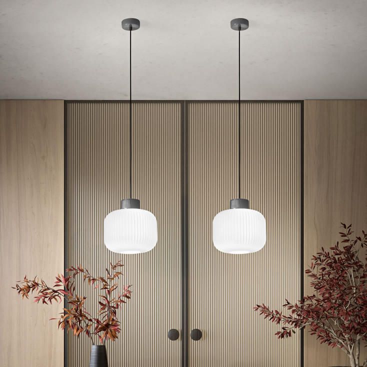 Lampada a sospensione con struttura in metallo e diffusore in ceramica