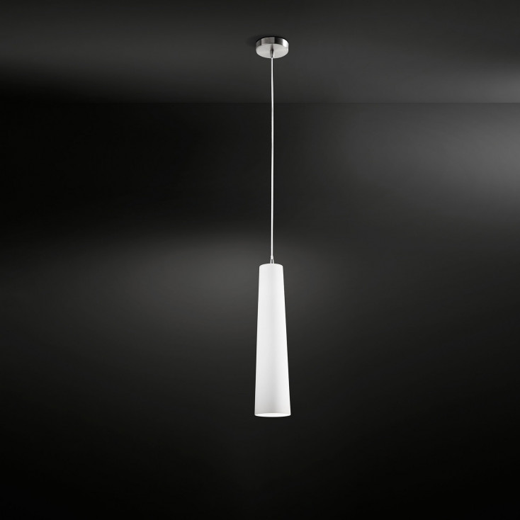 Lampada a sospensione con struttura in metallo e diffusore in vetro satinato