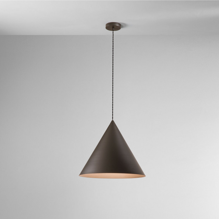 Lampada a sospensione grande con struttura e diffusore in metallo a cono