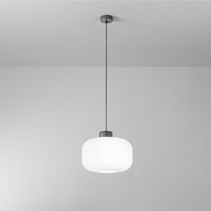 Lampada a sospensione grande con struttura in metallo e diffusore in ceramica