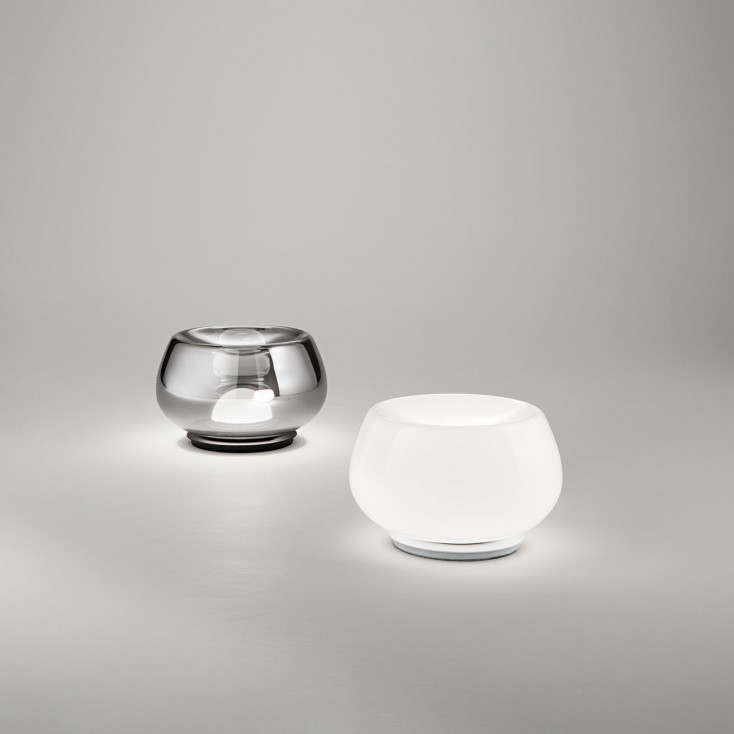 Lampada da tavolo a led con struttura in metallo e diffusore in vetro