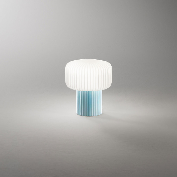 Lampada da tavolo con struttura in ceramica e diffusore in vetro