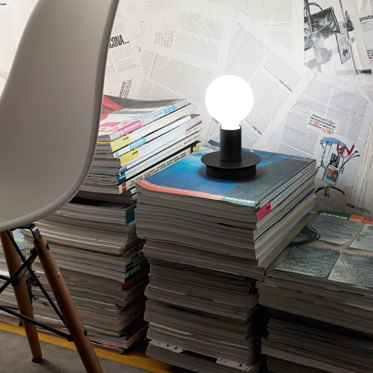 Lampada da tavolo moderna per camerette con base in metallo