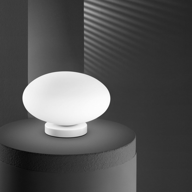 Lampada da tavolo struttura in metallo diffusore a boccia di vetro
