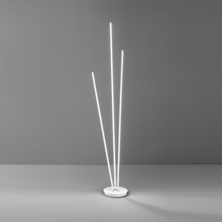 Piantana LED con struttura in metallo con 3 diffusori in acrilico orientabili