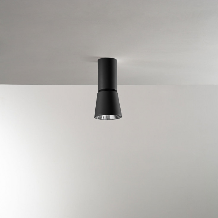 Faretto da soffitto led con struttura in metallo e faretto orientabile