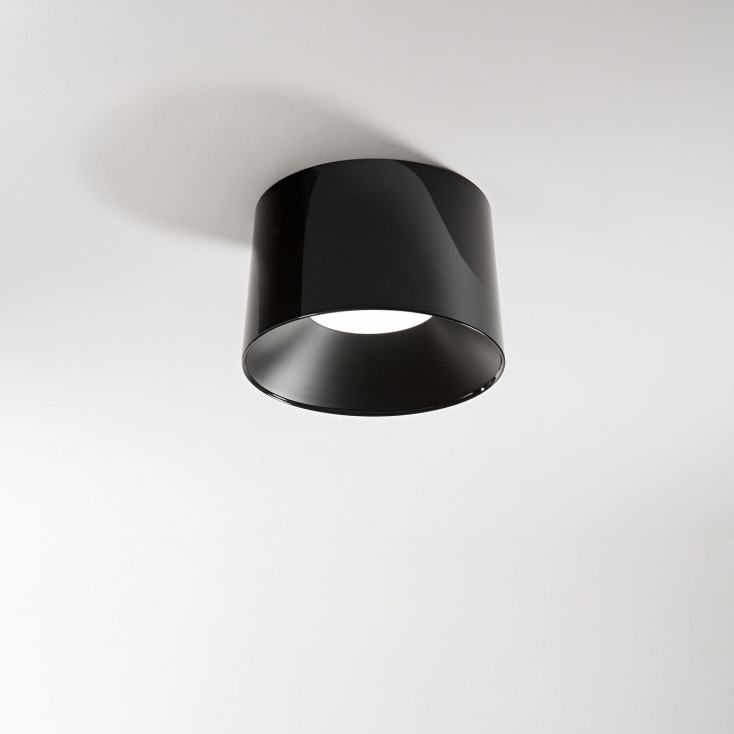 Plafoniera a led grande con struttura cilindrica in metallo dal design moderno
