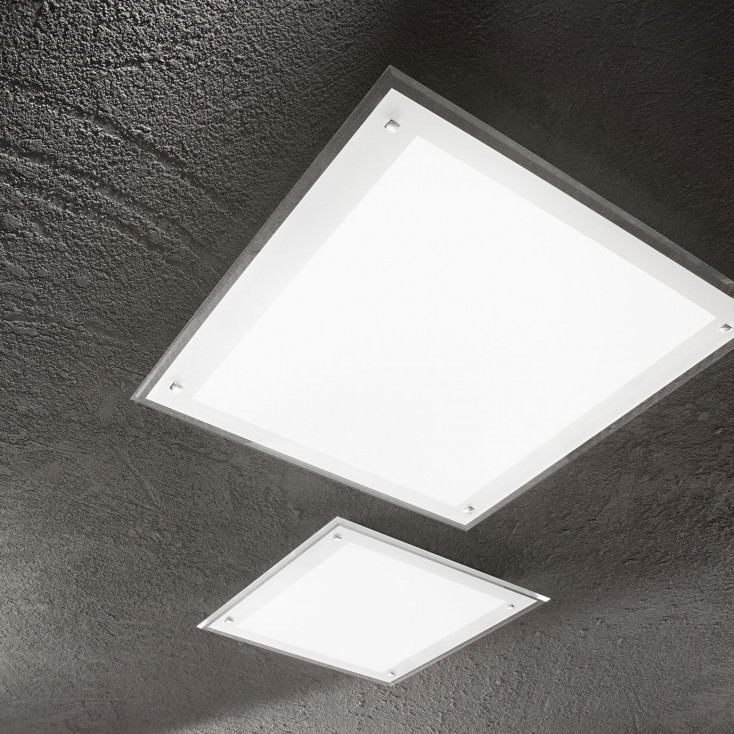 Plafoniera led grande con struttura in metallo e diffusore quadrato in vetro