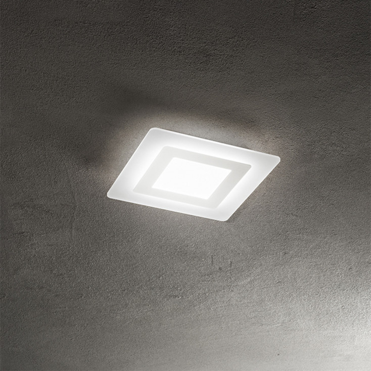 Plafoniera piccola moderna con diffusore quadrato a led e struttura in alluminio