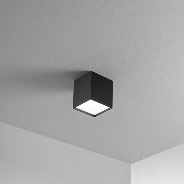 Plafoniera quadrata a led con struttura in metallo e diffusore in acrilico