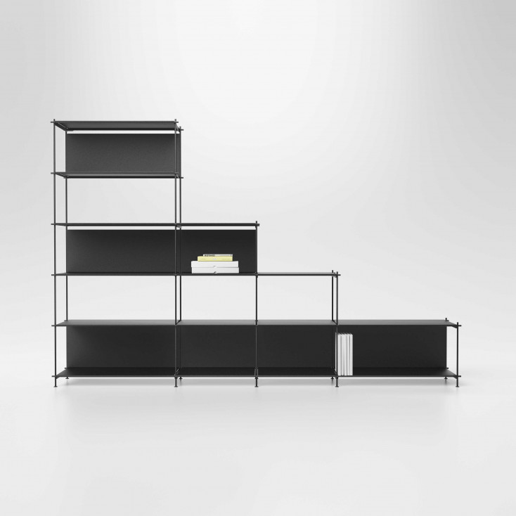Libreria componibile moderna con varie altezze e scaffalature a vista in acciaio