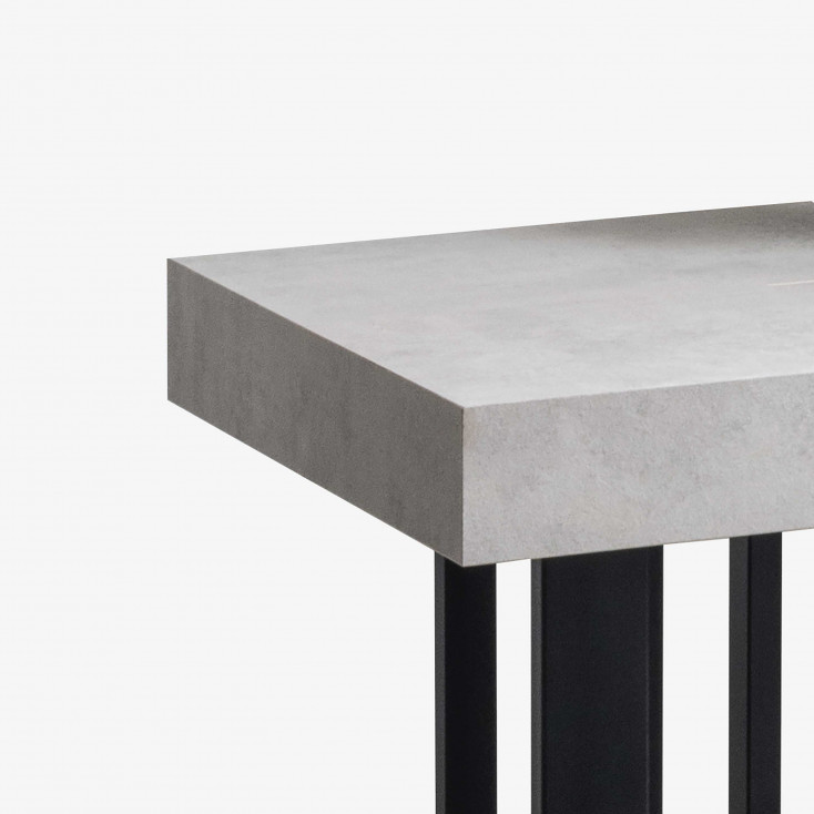Scrivania con struttura in acciaio tubolare e base in legno laminato