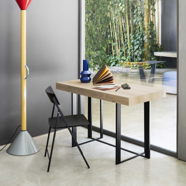 Scrivania con struttura in acciaio tubolare e base in legno laminato