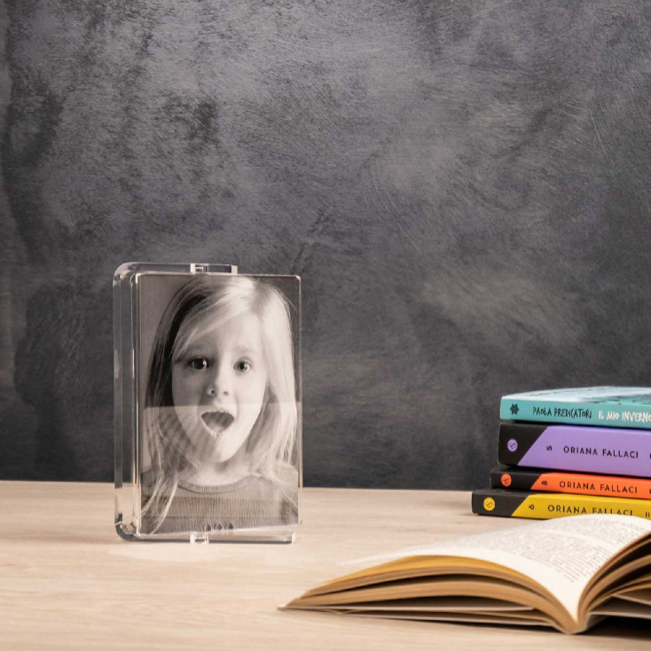 Portafoto da tavolo piccolo con struttura in in plexiglass dalle linee moderne