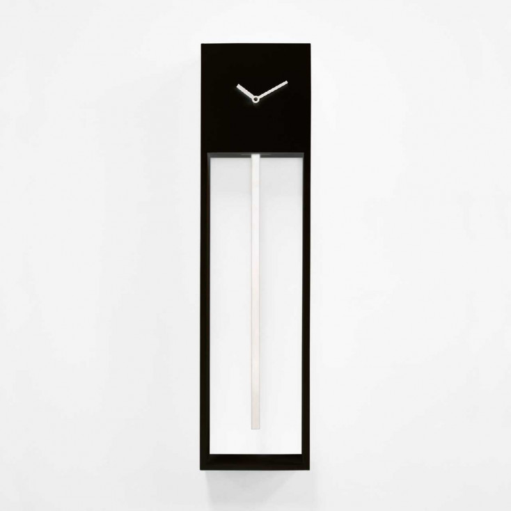 Orologio da parete a pendolo con struttura moderna ed elegante