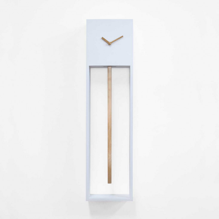 Orologio da parete a pendolo con struttura moderna ed elegante