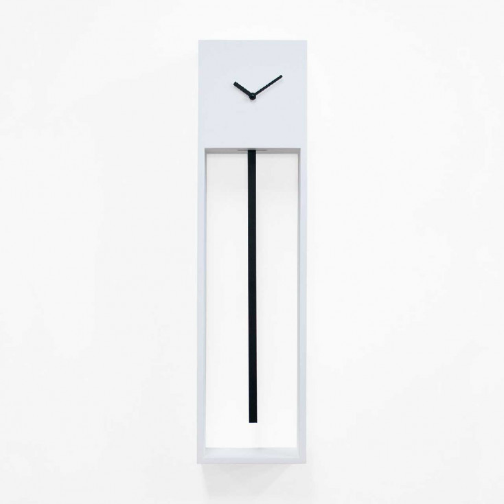 Orologio da parete a pendolo con struttura moderna ed elegante
