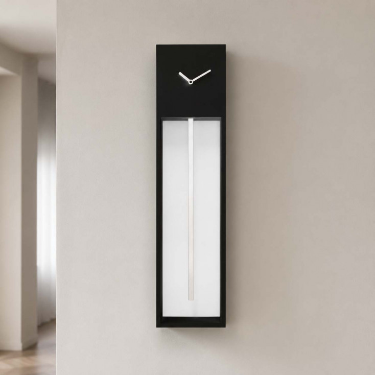 Orologio da parete a pendolo con struttura moderna ed elegante