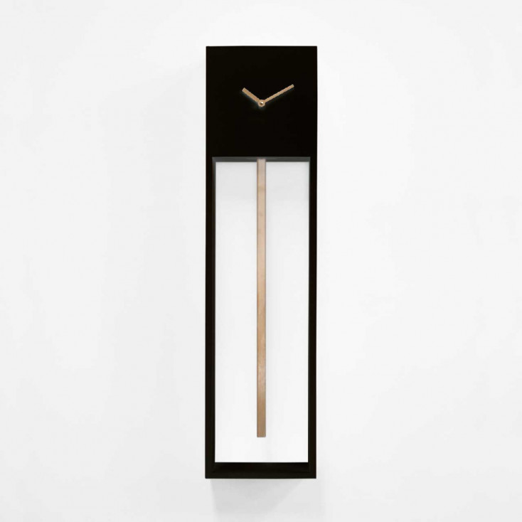 Orologio da parete a pendolo con struttura moderna ed elegante