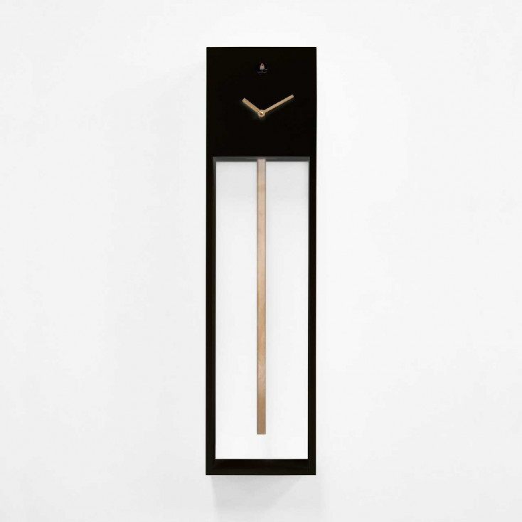 Orologio da parete a pendolo e cucù con struttura moderna ed elegante